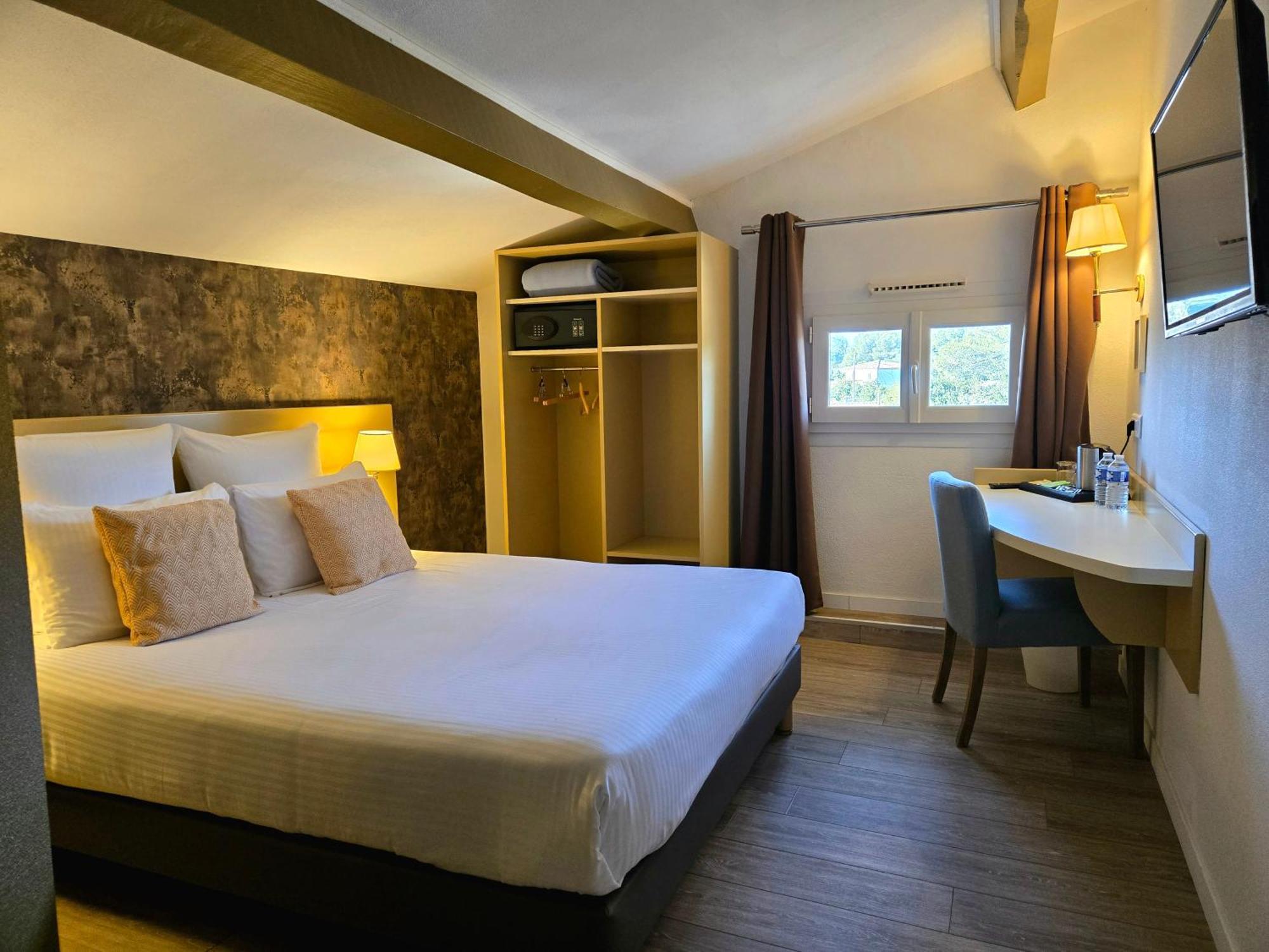 Hotel Le Saint-Genies Юзес Экстерьер фото