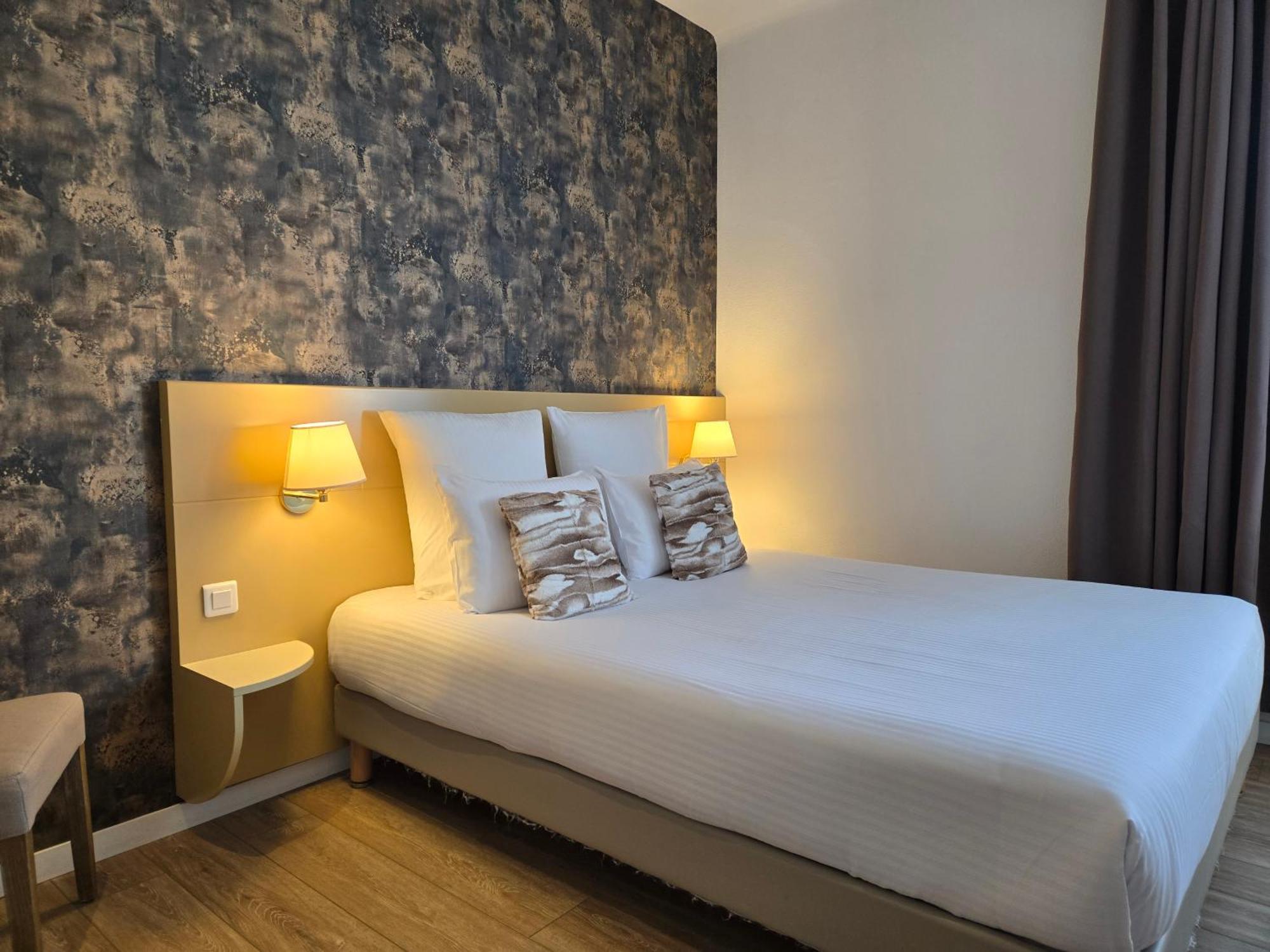 Hotel Le Saint-Genies Юзес Экстерьер фото